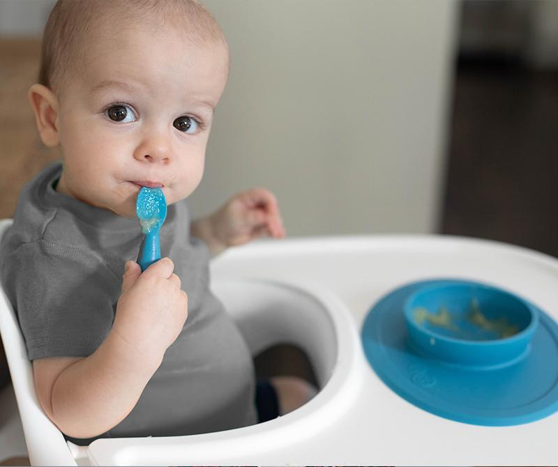Feeding Milestones for Baby: Spoon Feeding (6 to 12 months) – ezpz Middle  East